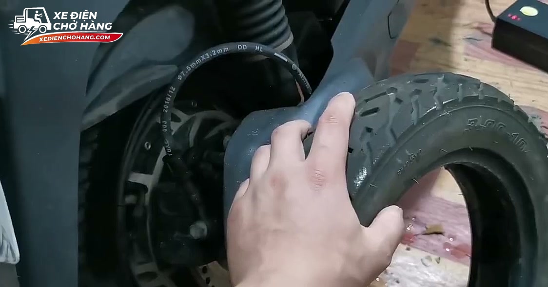 Thay Lốp Xe Điện Hết Bao Nhiêu Tiền? Mẹo "Hồi Sinh" Lốp Cũ Chỉ Từ 35K - Xe Điện Chở Hàng Cân nhắc chi phí sửa chữa và thay lốp xe điện cũ