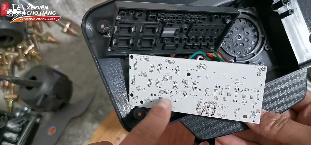 Sửa lỗi màn hình LCD xe điện giá rẻ phát hiện "to" nhưng "phế" - Xe Điện Chở Hàng Màn hình Led xe điện kém chất lượng