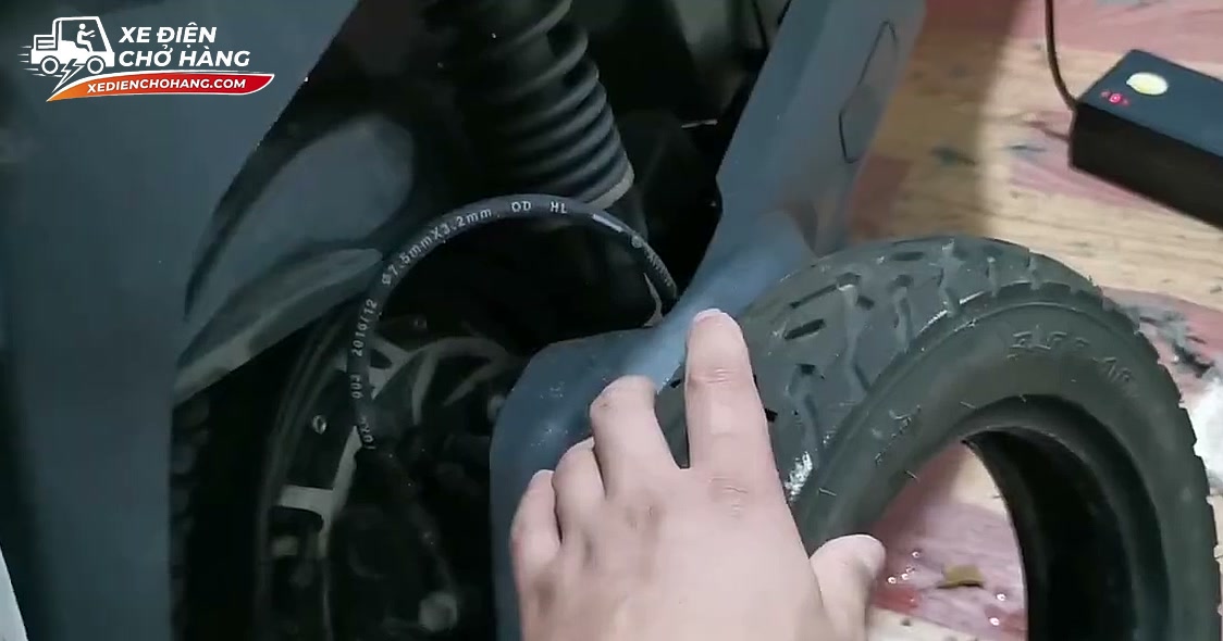 Thay Lốp Xe Điện Hết Bao Nhiêu Tiền? Mẹo "Hồi Sinh" Lốp Cũ Chỉ Từ 35K - Xe Điện Chở Hàng Dịch vụ thay lốp xe điện mới chính hãng