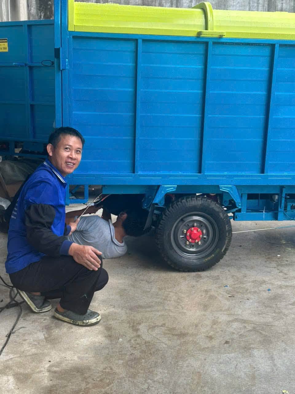 Thao tác vệ sinh má phanh tang trống và cân chỉnh dây cáp phanh xe điện chở hàng